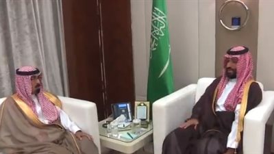 مدير مكتب ولي العهد السعودي يلتقي أسرة 