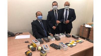 حاول تلفيق تهمة للجمارك.. مطار القاهرة يكشف حيلة راكب لتهريب هواتف محمولة