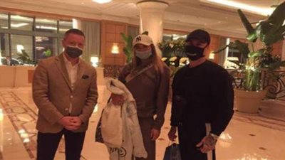 مطار القاهرة يستقبل أكبر مدوني المملكة المتحدة لزيارة المعالم السياحية