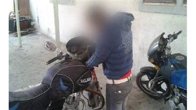 ضبط عاطل تخصص في سرقة الدراجات النارية بمنشأة ناصر