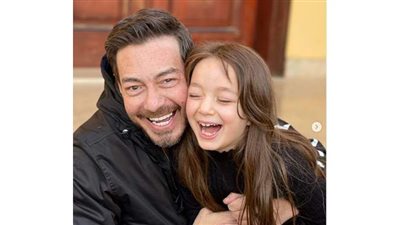 أحمد زاهر يحتفل بعيد ميلاد ابنته الصغيرة مني