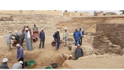 أول اكتشاف أثري في 2021.. يضم آبار دفن وتوابيت ومومياوات بسقارة.. بردية طولها ٤ أمتار بها نصوص من كتاب الموتى.. ومعبد الملكة نعرت الأبرز