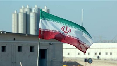 فرنسا وألمانيا وبريطانيا يطالبون طهران بالالتزام بالاتفاق النووي