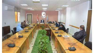 رئيس جامعة سوهاج يبحث خطط العمل المستقبلي للحاضنات التكنولوجية