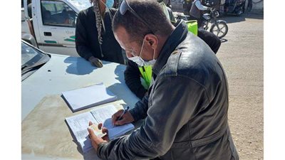 تغريم 25 مواطنا لعدم ارتداء الكمامة بشوارع إسنا في الأقصر