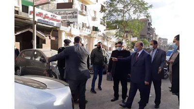 محافظ القاهرة يحرر محاضر للمواطنين لعدم ارتداء الكمامة خلال جولة بروض الفرج ومدينة نصر