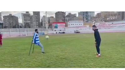 من أجل هذا تُلعب كرة القدم.. مهارة شاب برجل واحدة تشعل السوشيال | فيديو