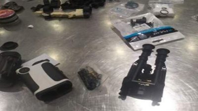 ضبط محاولة تهريب منظار سلاح و3500 طلقة رش بحوزة راكب في مطار القاهرة | صور
