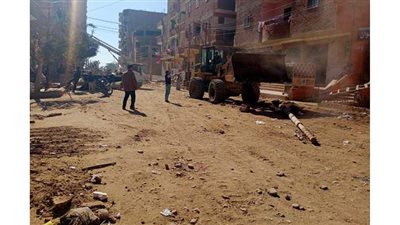 إزالة 15 حالة تعد على حرم الطريق بمغاغة في المنيا