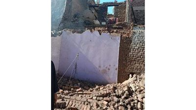 مصرع طفلة وإنقاذ ٦ من أفراد أسرتها في انهيار منزل بأسيوط