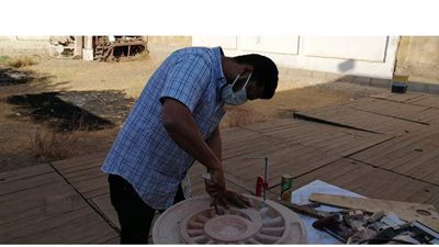 قصة شاب يطوف المحافظات لتعليم فنون النحت على الخشب بمادة 