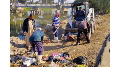 حملة نظافة على ضفاف ترعة الإسماعيلية ورفع 40 طناً من القمامة | صور