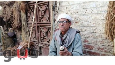 قصة أقدم صانع أختام في السوق العمري بقنا.. تعلم المهنة في العاشرة من عمره.. ويؤكد: النساء الأكثر طلبا | صور