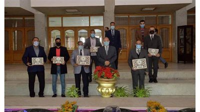 محافظ أسيوط يكرم وكيل وزارة التموين بالمحافظة وبعض العاملين