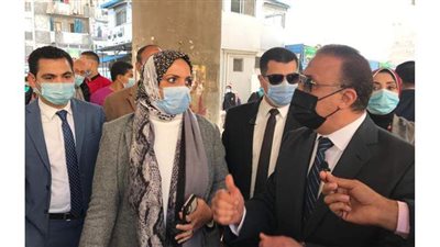 محافظ الإسكندرية في جولة مفاجئة بميدان الساعة