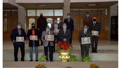 محافظ أسيوط يمنح وكيل وزارة الصحة وقيادات التفتيش الصيدلي شهادات تقدير