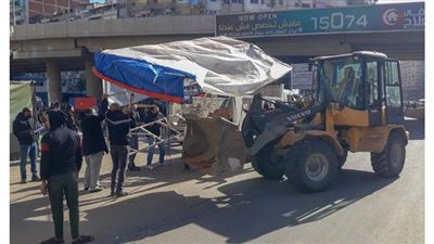 الباعة الجائلون يسيطرون على مزلقان فيكتوريا في الإسكندرية