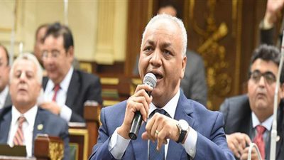 مصطفى بكري مهاجما وزير قطاع الأعمال العام: 