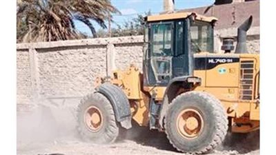 إيقاف حالة بناء بدون ترخيص ورفع المخلفات بقرية دماريس بالمنيا