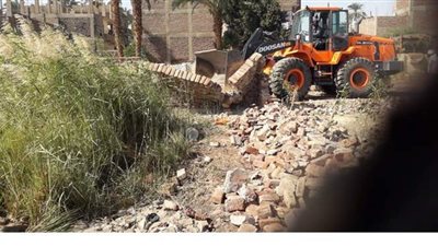 إزالة 3 حالات تعد على أراضي زراعية بالأقصر | صور