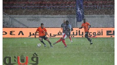 أمطار غزيرة على استاد المكس أثناء مباراة الأهلي والبنك الأهلي | صور