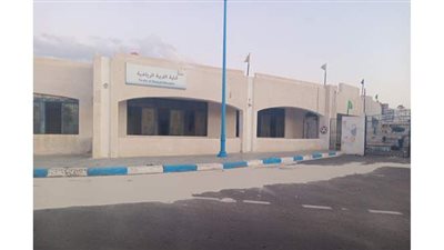 خروج رمال البحر على طريق كورنيش مطروح بسبب الرياح | فيديو وصور