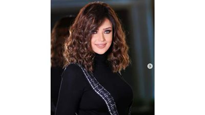 رضوى الشربيني بالأسود: التجديد مطلوب