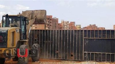 إزالة منزل مخالف و3 هناجر بطريق الرملية في الشرقية | صور