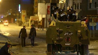 بعد عمليات نهب وتخريب واقتحام مراكز شرطة.. انتشار للجيش التونسي في 4 ولايات