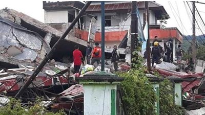 ارتفاع ضحايا زلزال إندونيسيا إلى 81 قتيلًا