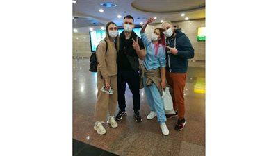 ترويجا للسياحة.. أشهر مدوني أوكرانيا يصلون مطار القاهرة