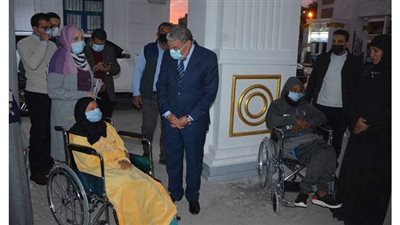 محافظ المنيا يسلم كراسي متحركة لشقيقين من ذوي الهمم