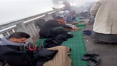 أهالي «غريق الزوامل» يفترشون الأرض في انتظار جثمان نجلهم |صور