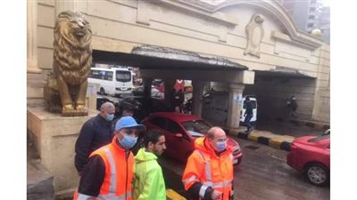 مسئولو الصرف الصحي بالإسكندرية يواصلون شفط مياه الأمطار