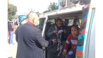 تحرير محاضر لـ١٣ شخصا بدون كمامة بحملة على موقف سيارات بأسيوط | صور