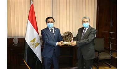 وزير الكهرباء يتسلم جائزة التميز الحكومي لمجمع بنبان