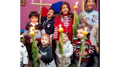 بالبرتقال والقصب.. أطفال الأقصر يحتفلون بمنازلهم بعيد الغطاس | صور