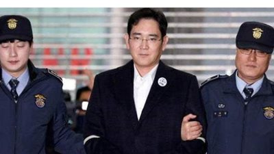 الحكم عامين ونصف العام على وريث مجموعة سامسونج بسبب الفساد