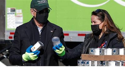 بايدن وزوجته يتطوعان لتعبئة طعام الفقراء في فلاديفيا