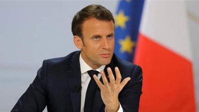 ماكرون يشيد بـ