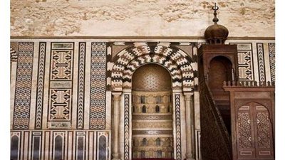 هل يوضع المنبر على يمين المحراب أم على يساره؟.. دار الإفتاء تجيب