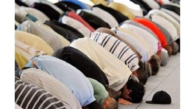 هل يجوز المرور بعد بدء الصلاة بين الصفوف؟.. دار الإفتاء تجيب