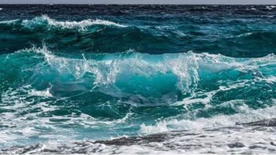الأرصاد تحذر من الملاحة بالبحر المتوسط.. الموج يصل لـ4.5 متر