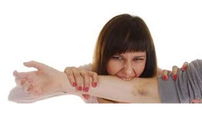 تفسير رؤية حلم العض في المنام وعلاقته بالحب والثقة والبهجة والفرحة