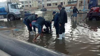 معدات وسيارات كسح المياه تنتشر في شوارع مطروح لرفع مياه الأمطار | صور