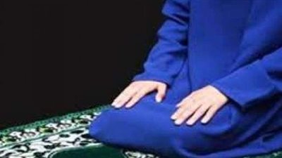 ما حكم صلاة المرأة وقدمها مكشوفة؟.. دار الإفتاء تجيب