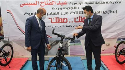 وزير الرياضة يسلم المرحلة الثالثة من مبادرة 