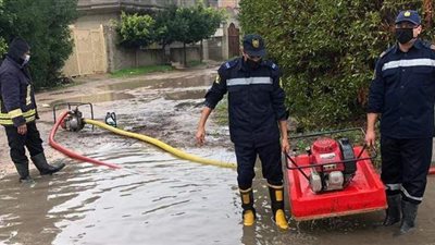 استمرار رفع تراكمات مياه الأمطار من شوارع مدن البحيرة