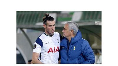 مورينيو ينفجر في وجه جاريث بيل: «كيف تلعب كرة قدم بهذه الطريقة؟»