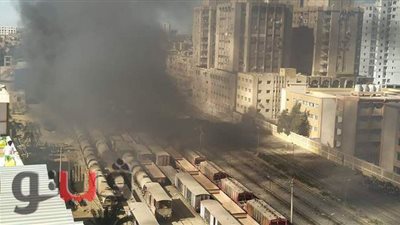 السيطرة على حريق في قطار بضائع خردة على رصيف سوهاج | صور